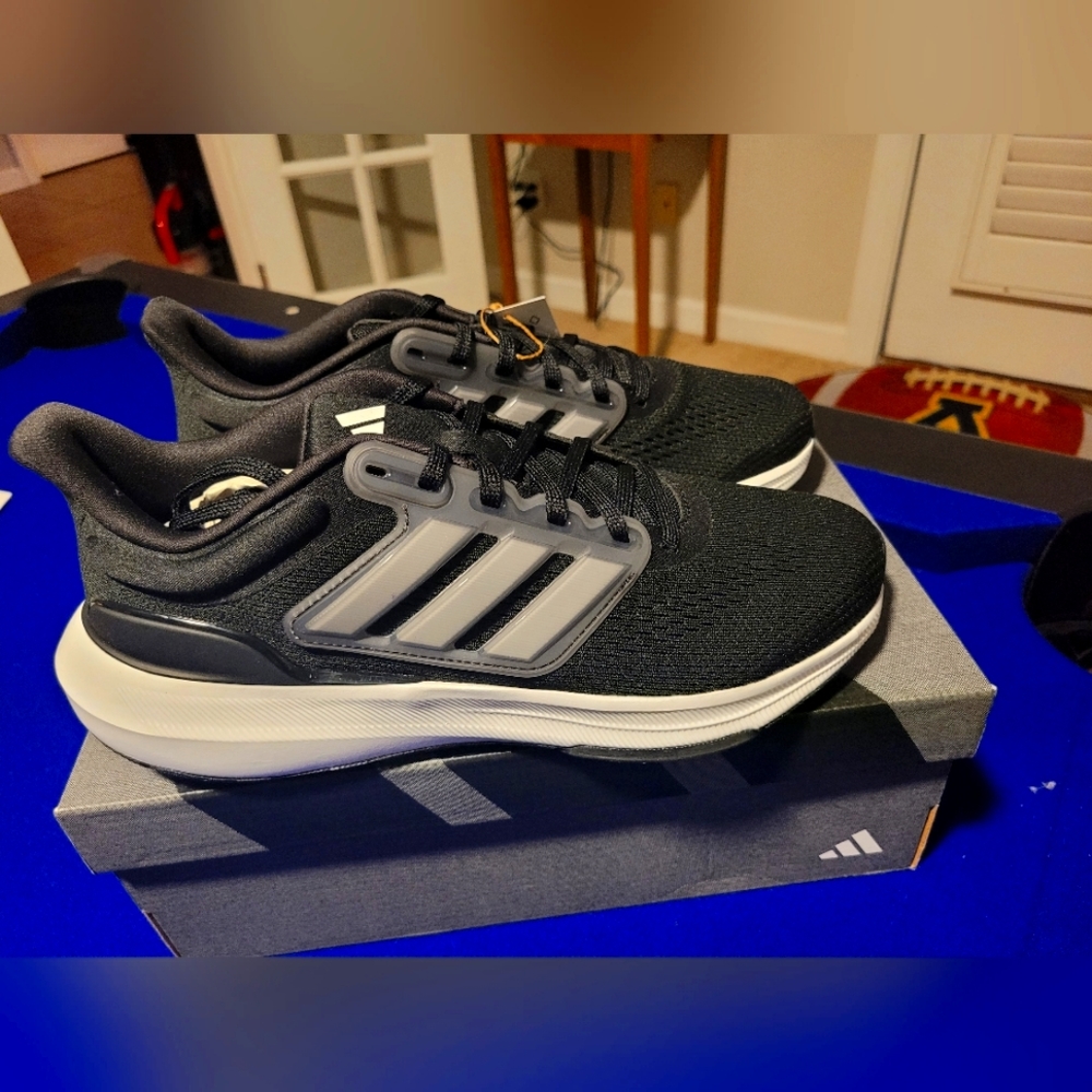 Womens Ultrabounce size 9.5 NIB